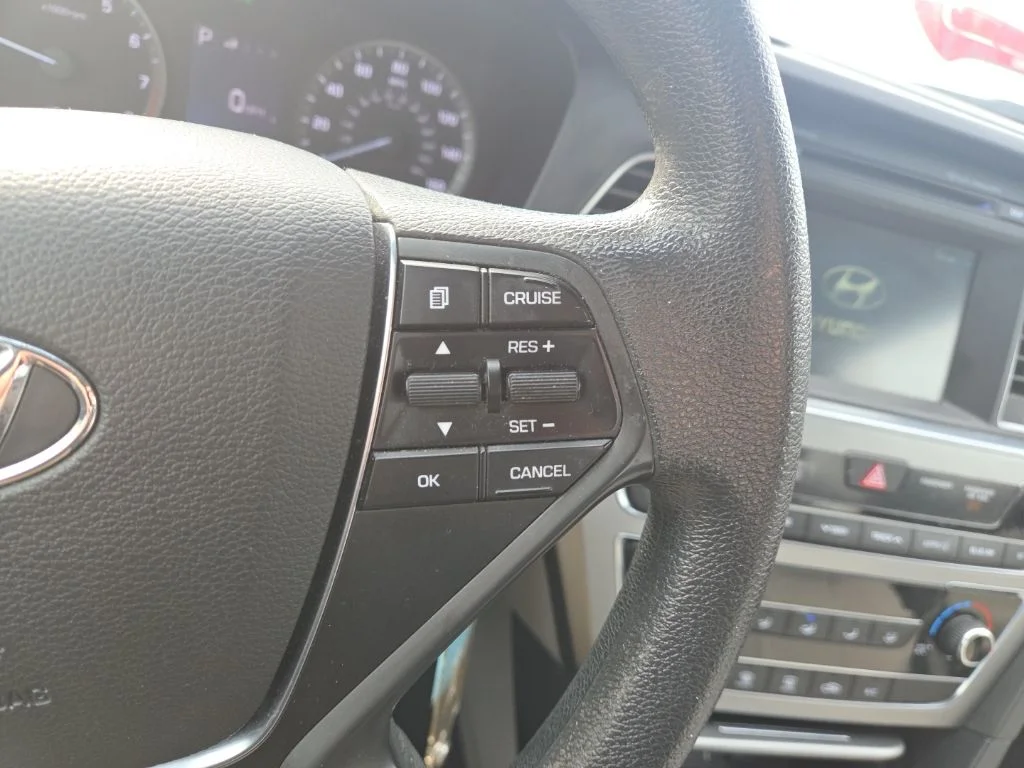 Used 2016 White Hyundai SE image 19