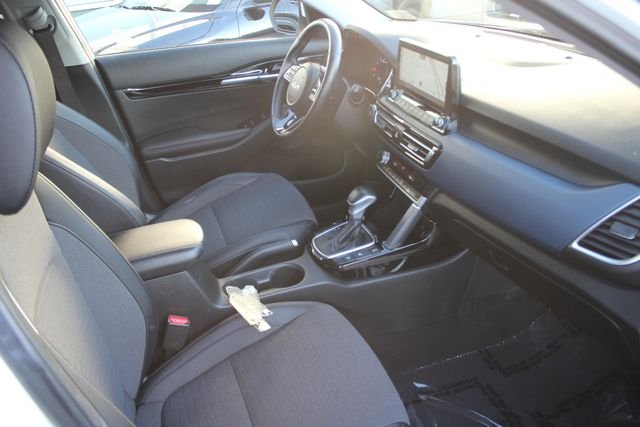 Used 2023 White Kia S image 33