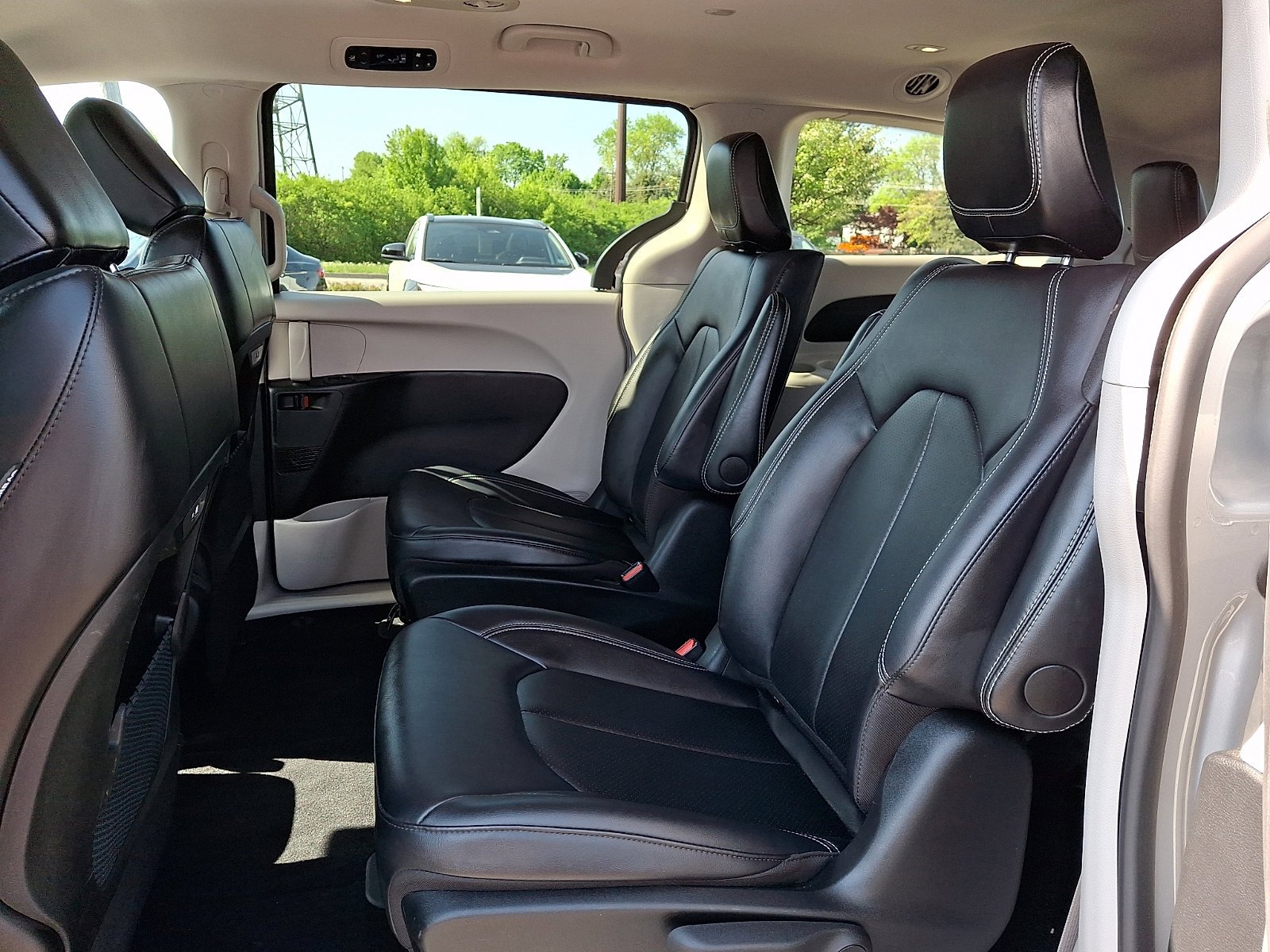 Used 2024 Silver Mist Clearcoat Chrysler Hybrid Select image 10