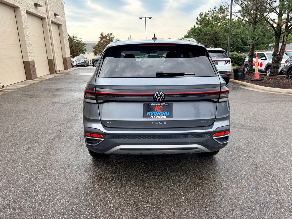 Used 2025 Platinum Gray Metallic Volkswagen SE image 4