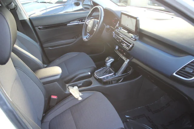 Used 2023 White Kia S image 33