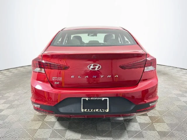 Used 2020 Red Hyundai SE image 4