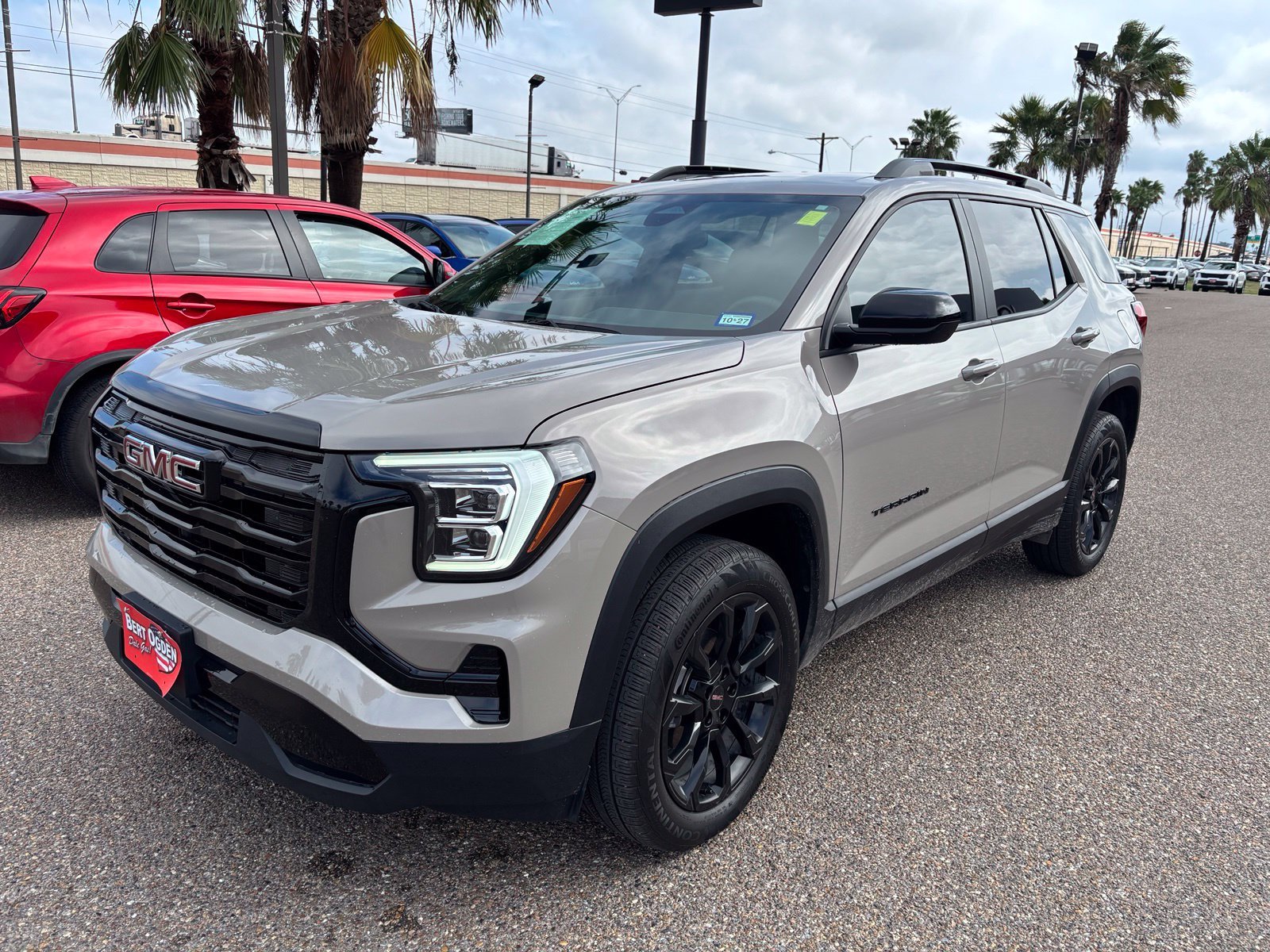 Used 2026  GMC Elevation image 3
