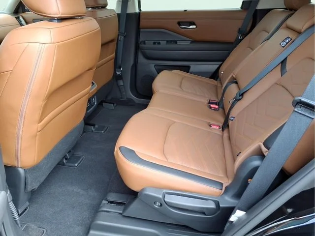 Used 2025 Black Nissan Platinum image 17