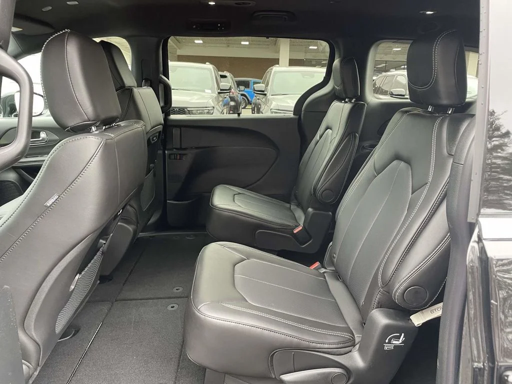 New 2026 Diamond Black Crystal Pearl-Coat Exterior Paint Chrysler Select image 18