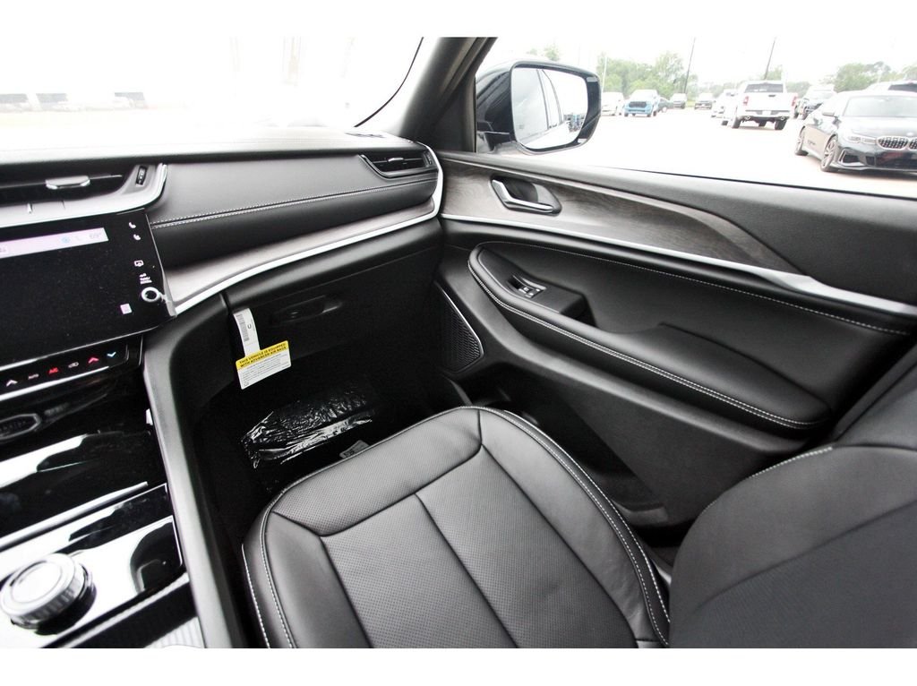 New 2026 Bright White Clear-Coat Exterior Paint Jeep Limited Reserve image 9