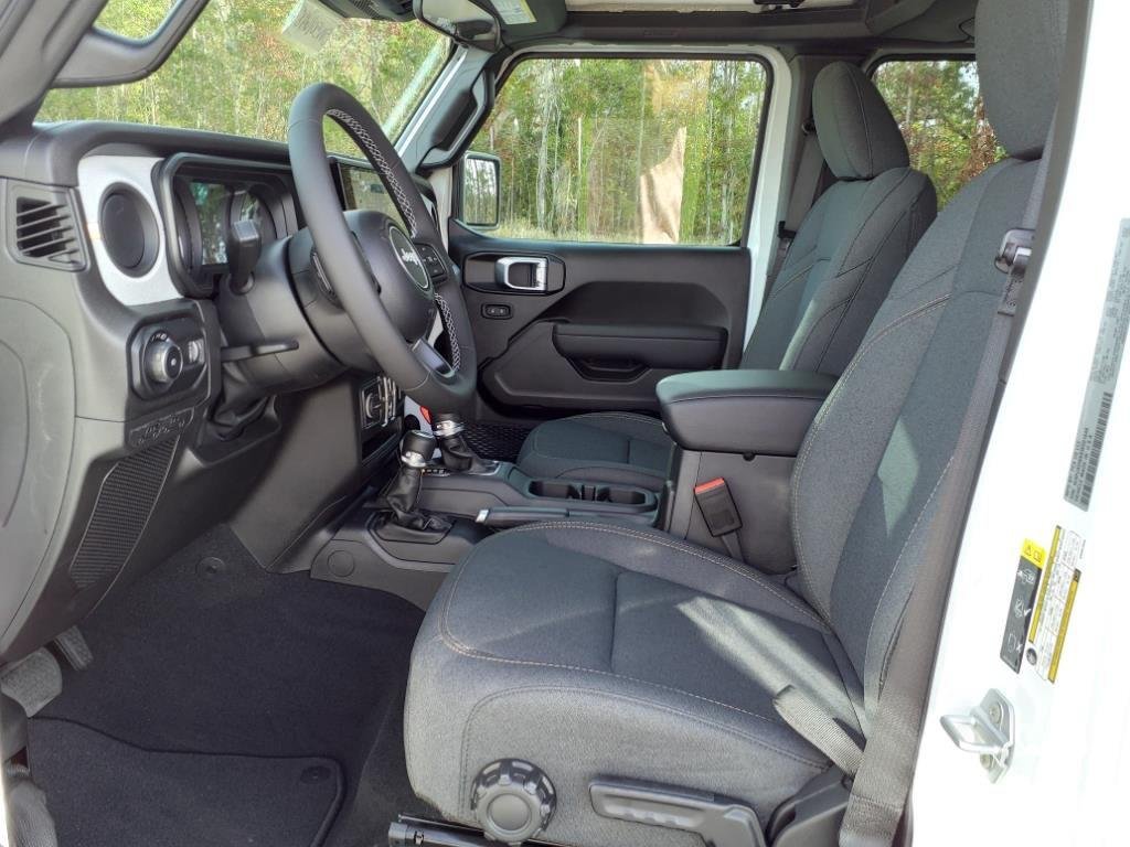 New 2025 Bright White Clear-Coat Exterior Paint Jeep Sport S image 4