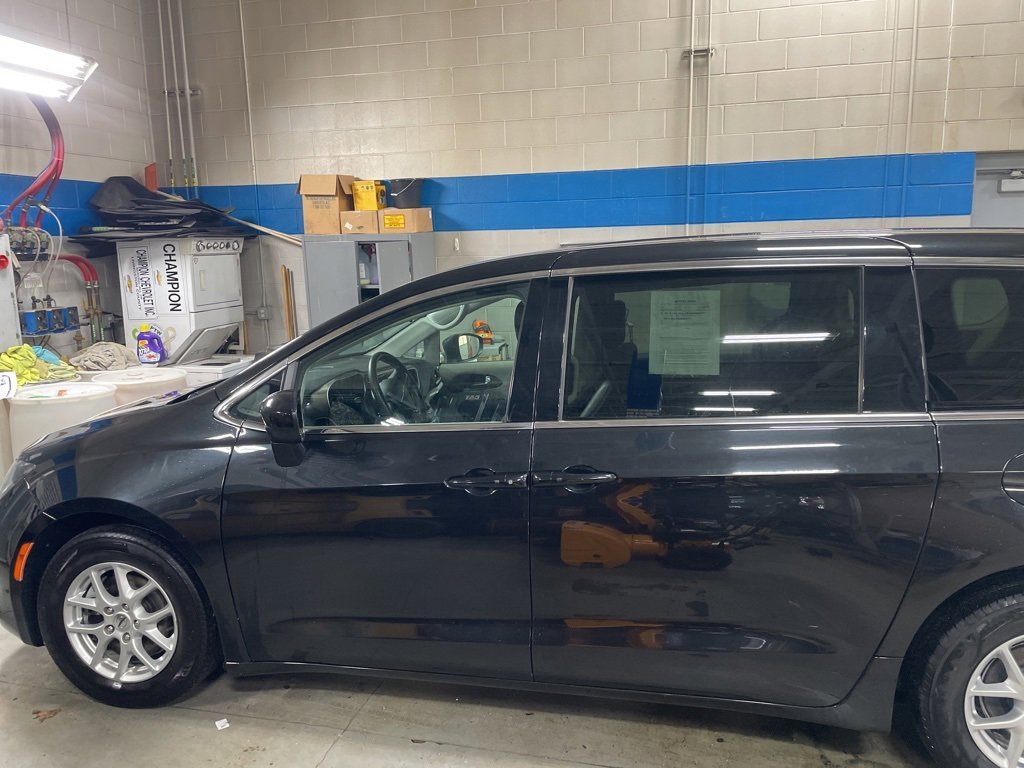 2022 Chrysler Voyager LX photo 2