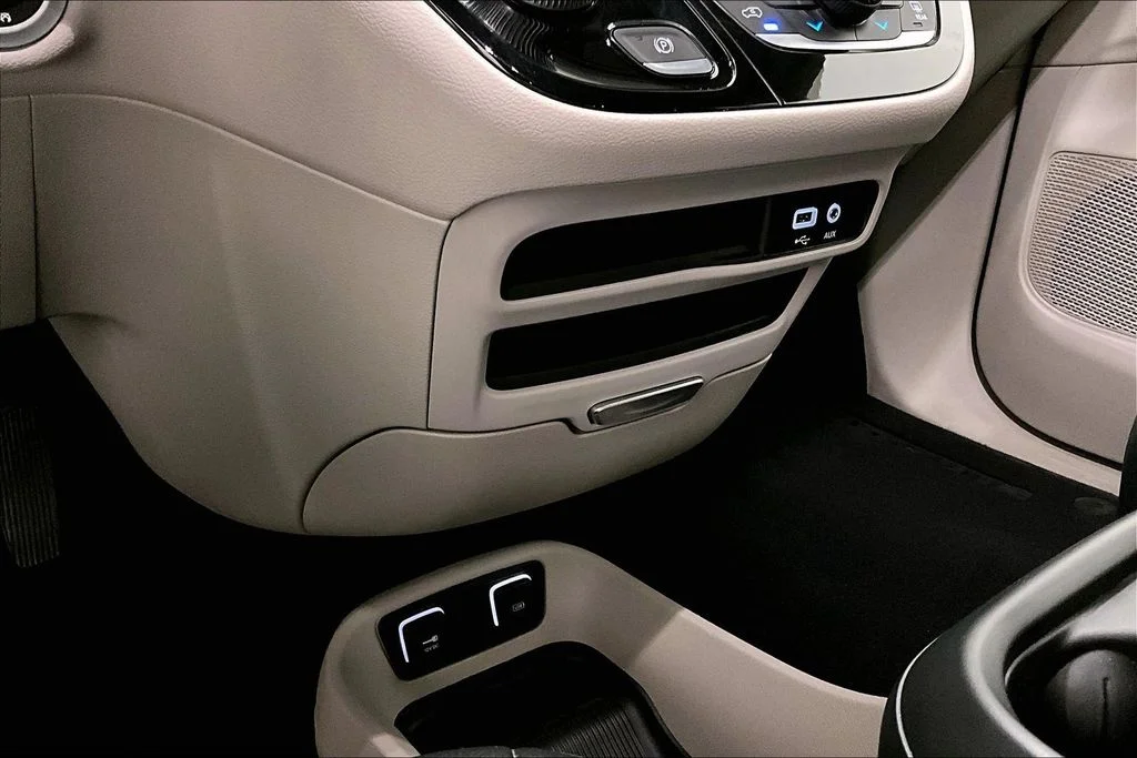 Used 2018 Red Chrysler Touring L image 16