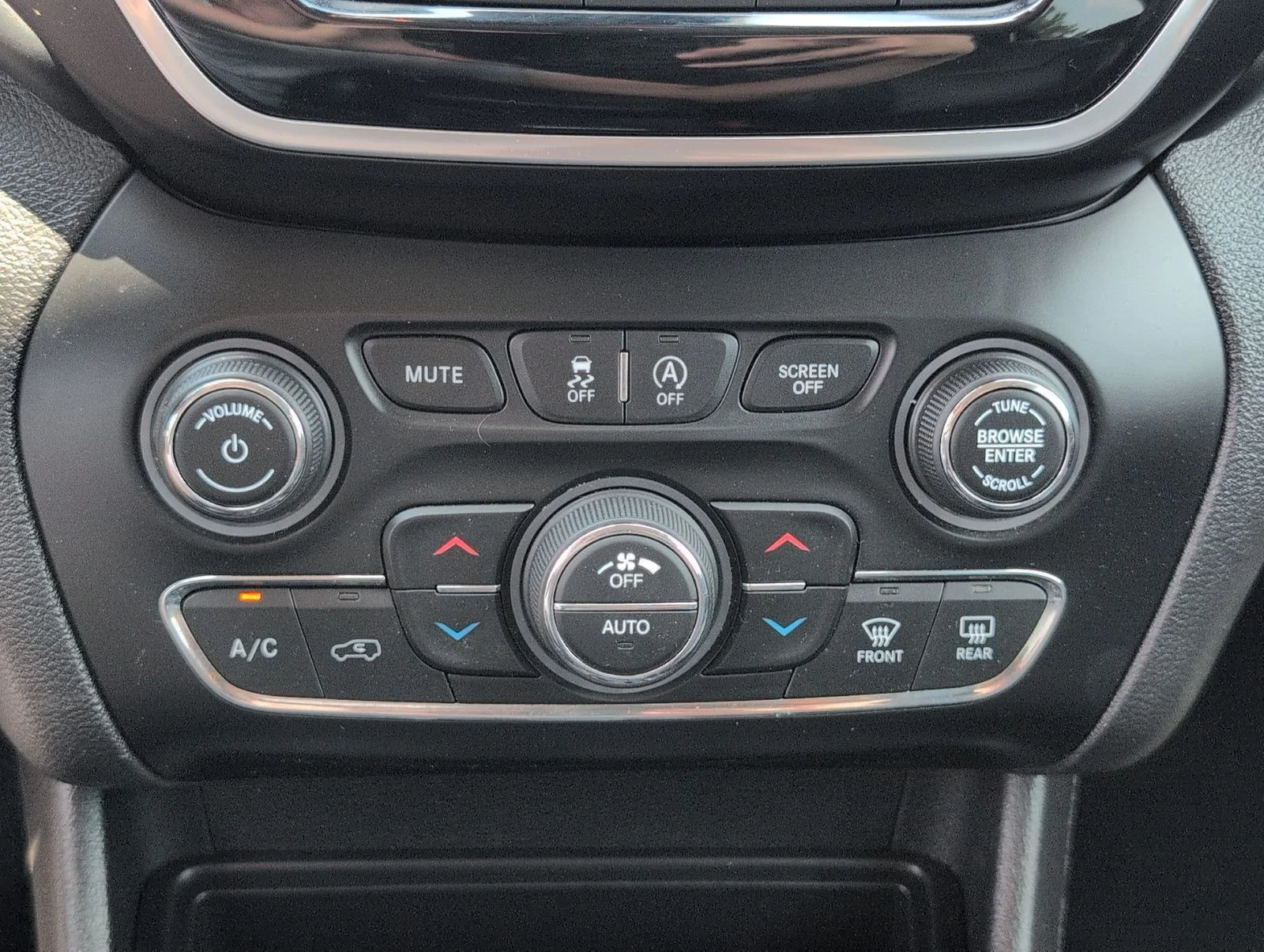 Used 2019 White Jeep Overland image 20