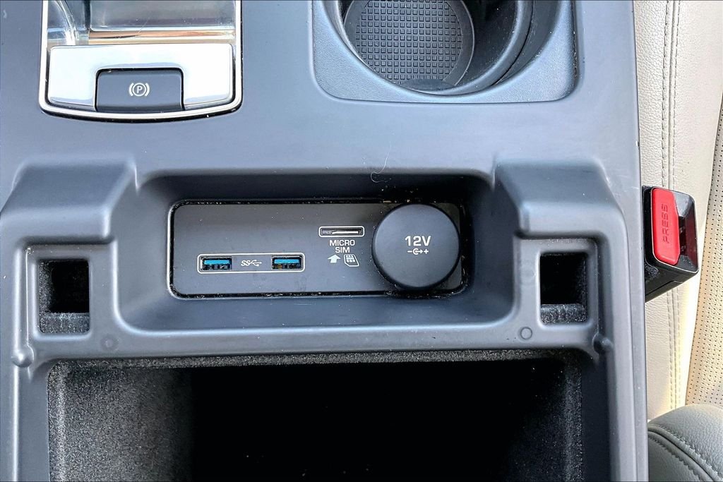 Used 2018 White Land Rover SE image 26