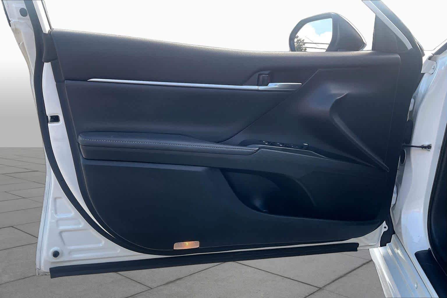 Used 2020 Wind Chill Pearl/Midnight Black Metallic Toyota XSE V6 image 19
