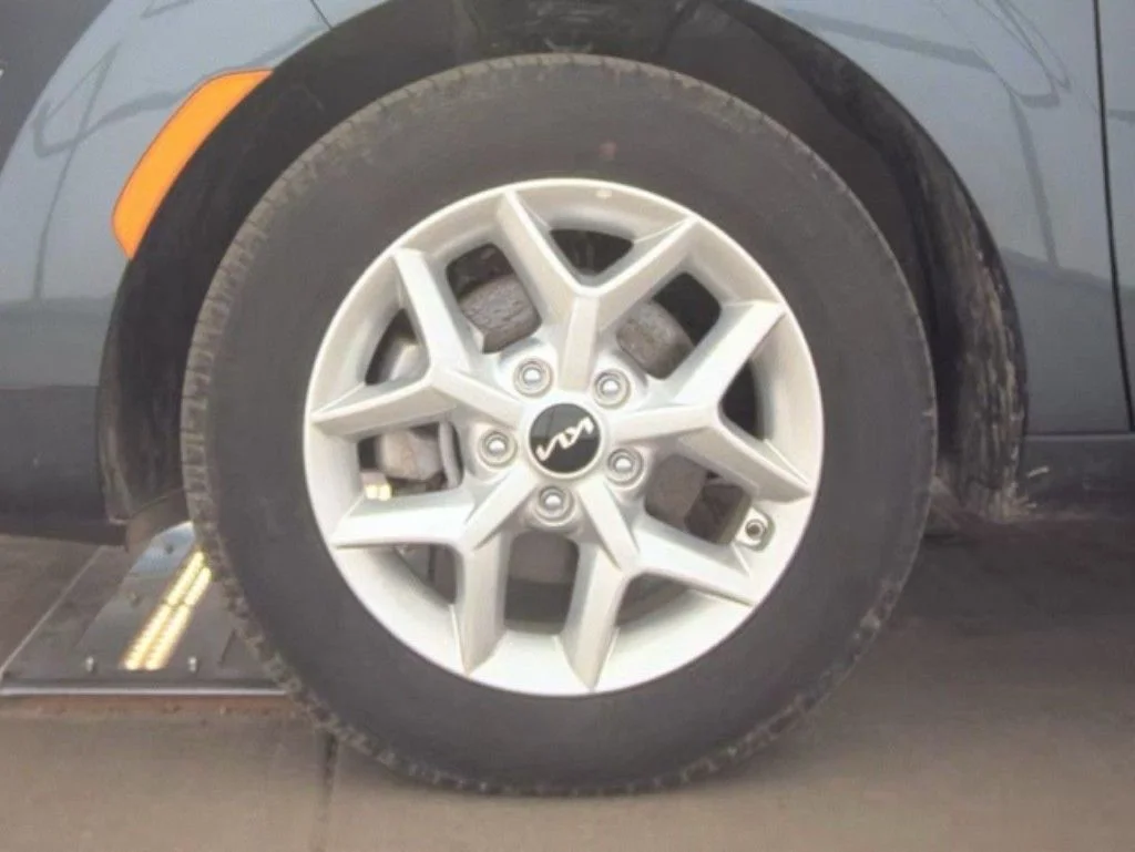 Used 2025  Kia LX image 21
