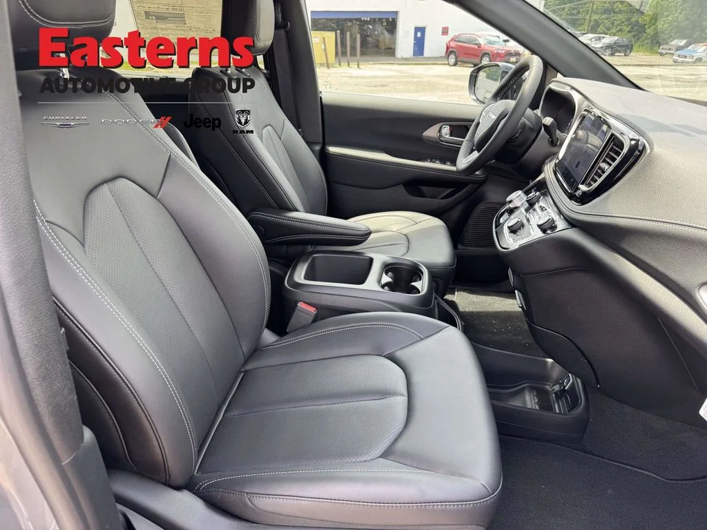 2025 Chrysler Pacifica Select - Photo 25