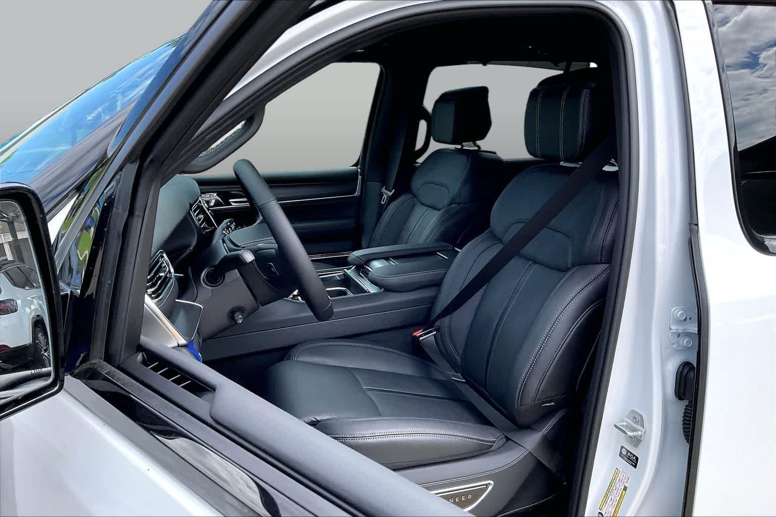 New 2026 Bright White Clear-Coat Exterior Paint Jeep Summit Obsidian image 9