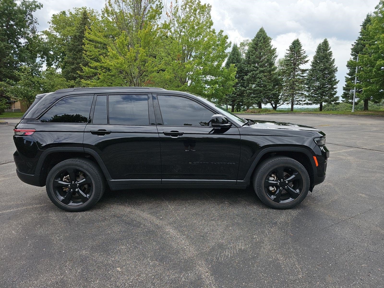 Certified Used 2023 Diamond Black Crystal Pearlcoat Jeep Limited image 6
