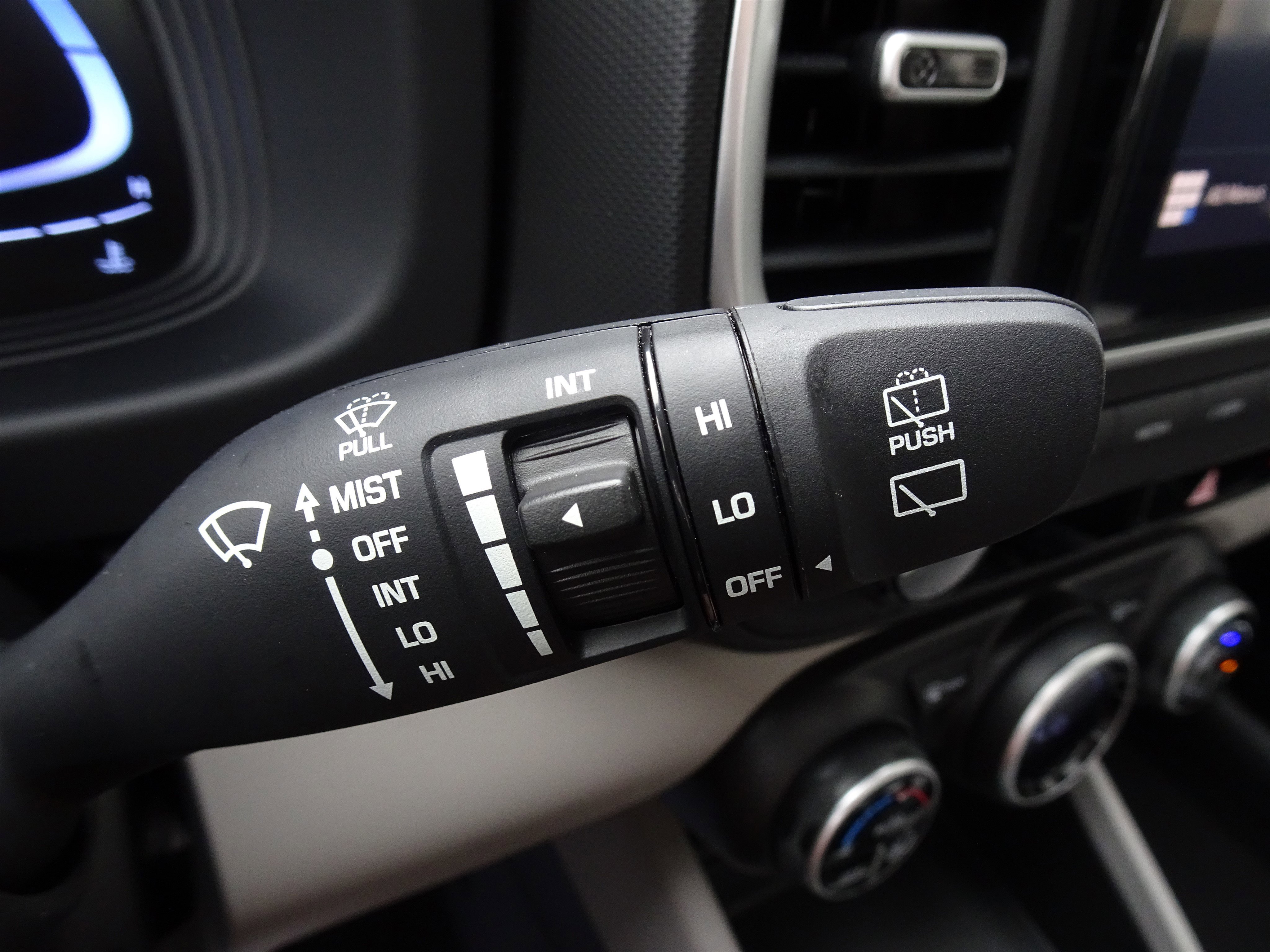2023 Hyundai Venue SEL - Photo 25