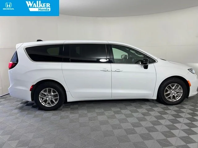 2025 Chrysler Pacifica Select - Photo 9