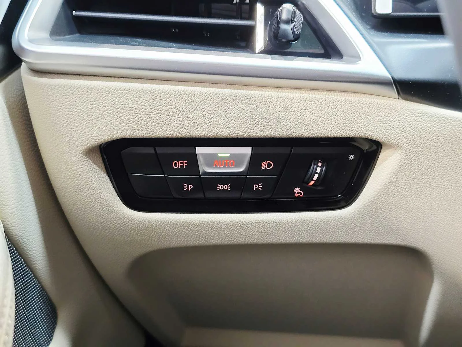 New 2026 Mineral White Metallic BMW xDrive40 image 21