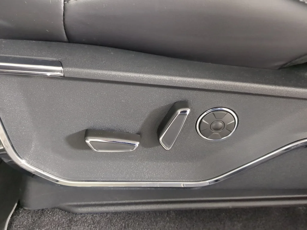 New 2026 Star White Metallic Tri-Coat Ford Platinum® image 12