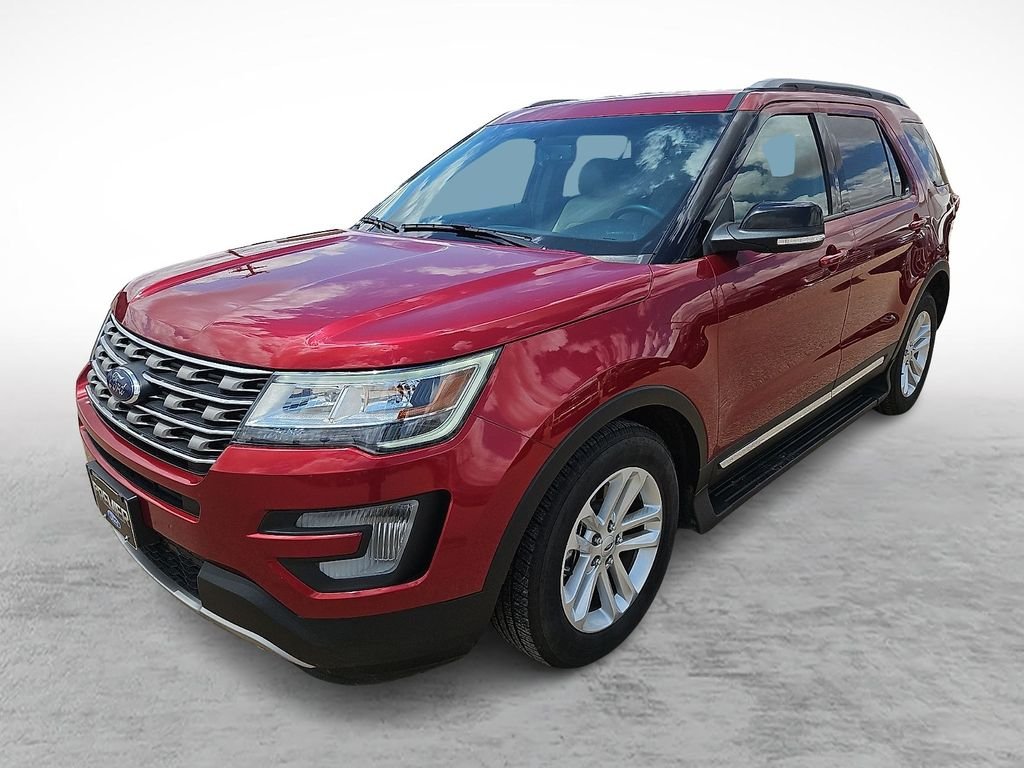 Used 2017 Ruby Red Metallic Tinted Clearcoat Ford XLT image 5