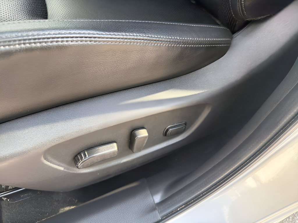 Used 2022 Silver Nissan SL image 16