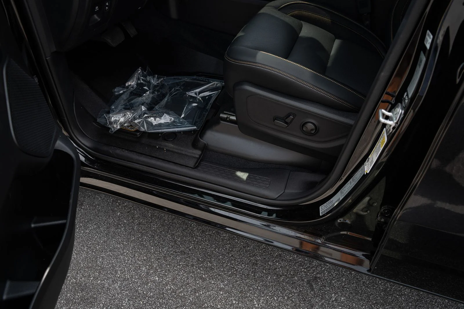 New 2026 Diamond Black Crystal Pearl-Coat Exterior Paint RAM Big Horn with DC 650 Supercharged Package image 38
