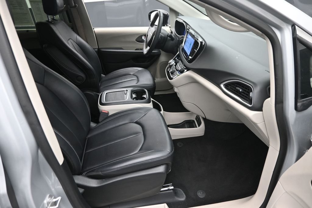 Used 2024 Silver Chrysler Touring L image 9