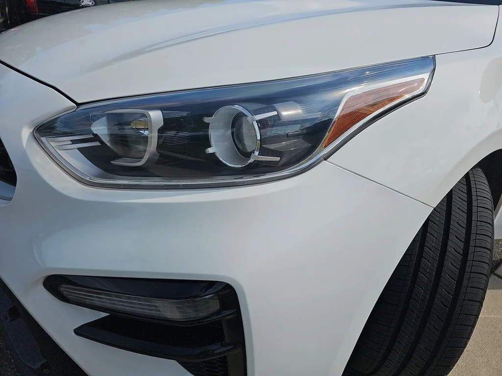 Used 2021 White Kia LXS image 28