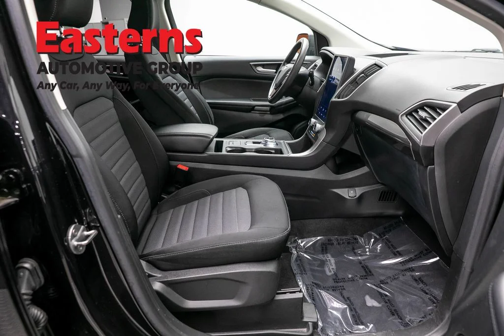 Used 2023 Black Ford SE image 23
