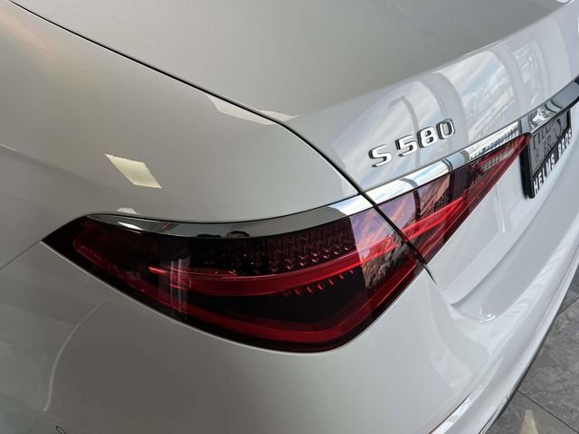 New 2026 MANUFAKTUR Moonlight White Metallic Mercedes-Benz S 580 image 9