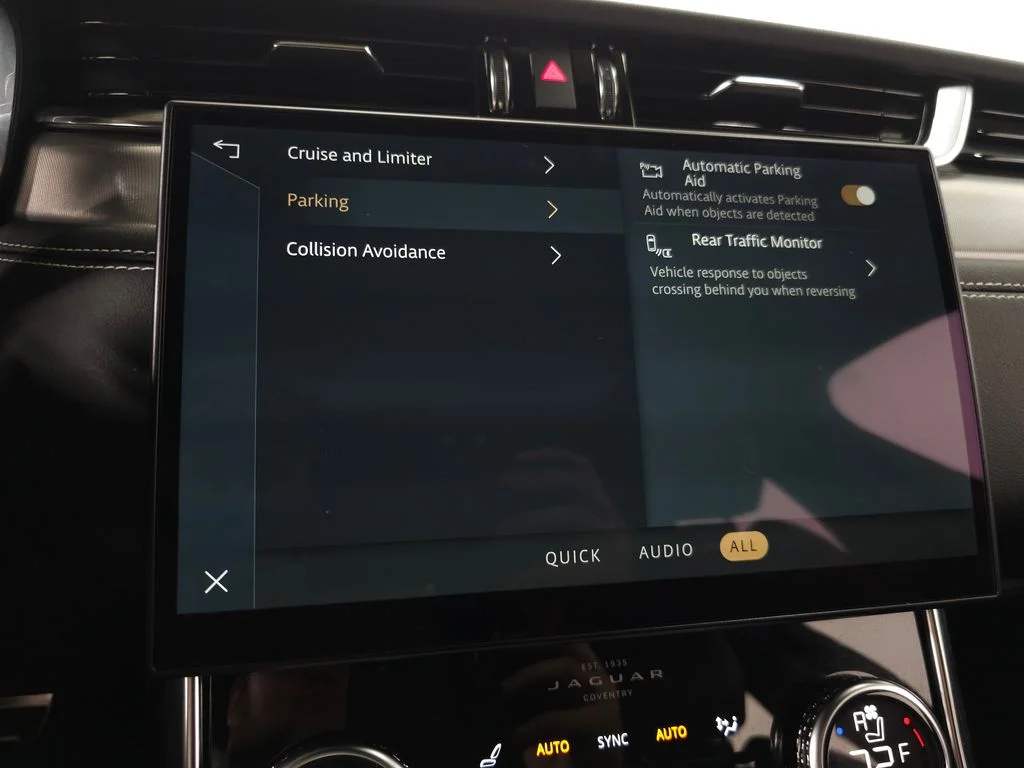 Used 2022  Jaguar R-Dynamic SE image 29