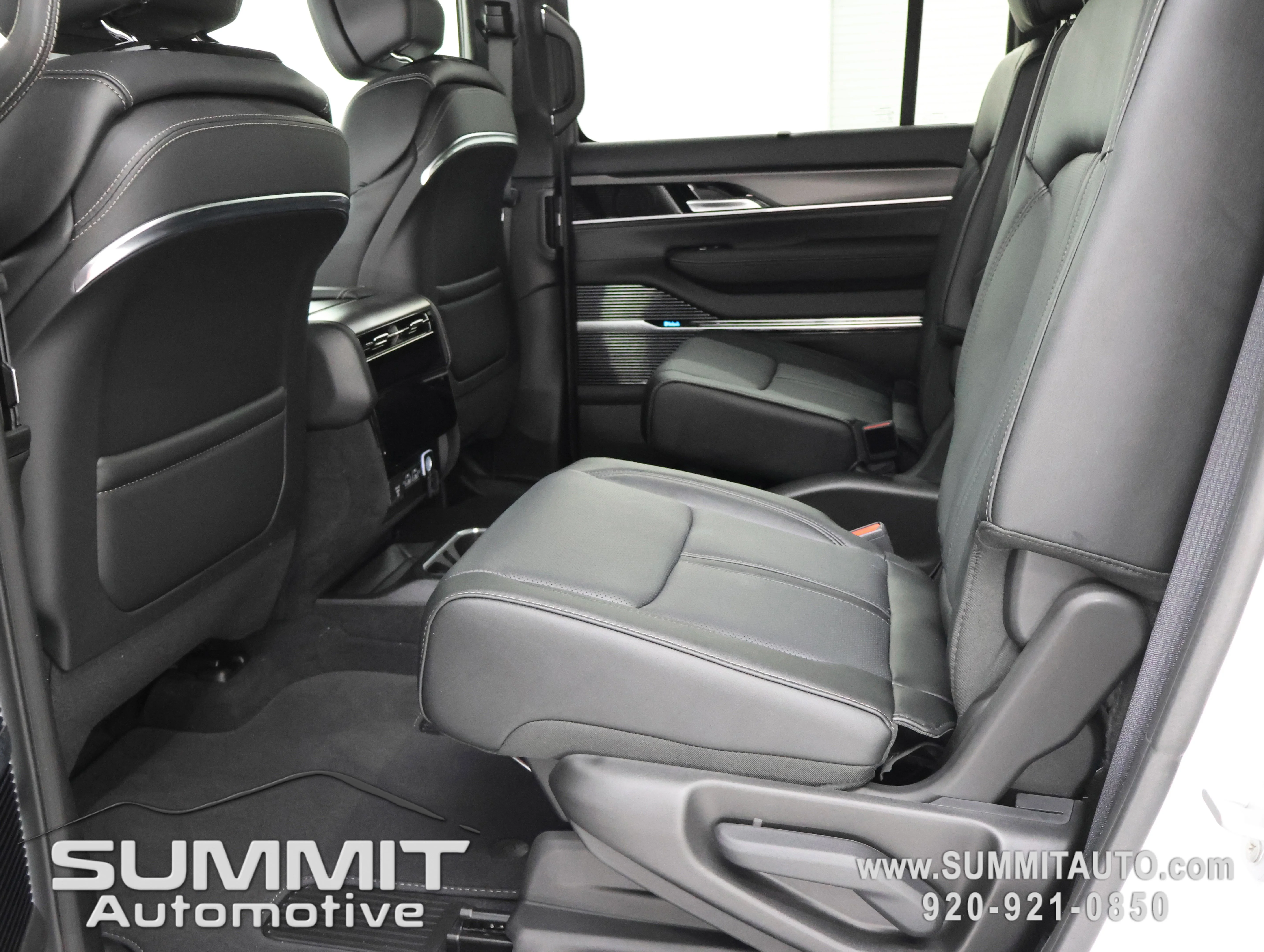 New 2026 Bright White Clear-Coat Exterior Paint Jeep Summit Obsidian image 8