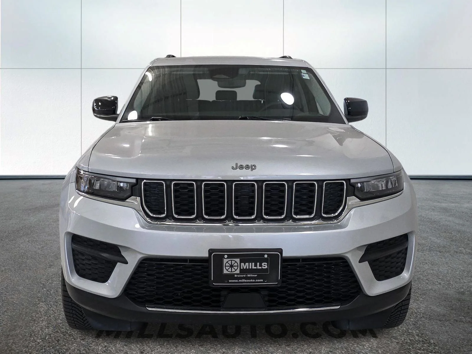 Used 2023 Silver Jeep Laredo image 12