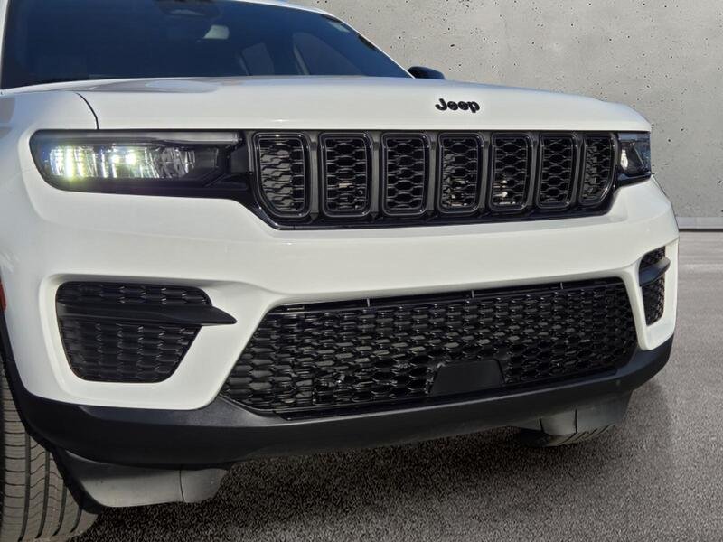 Used 2023 White Jeep Altitude X image 7