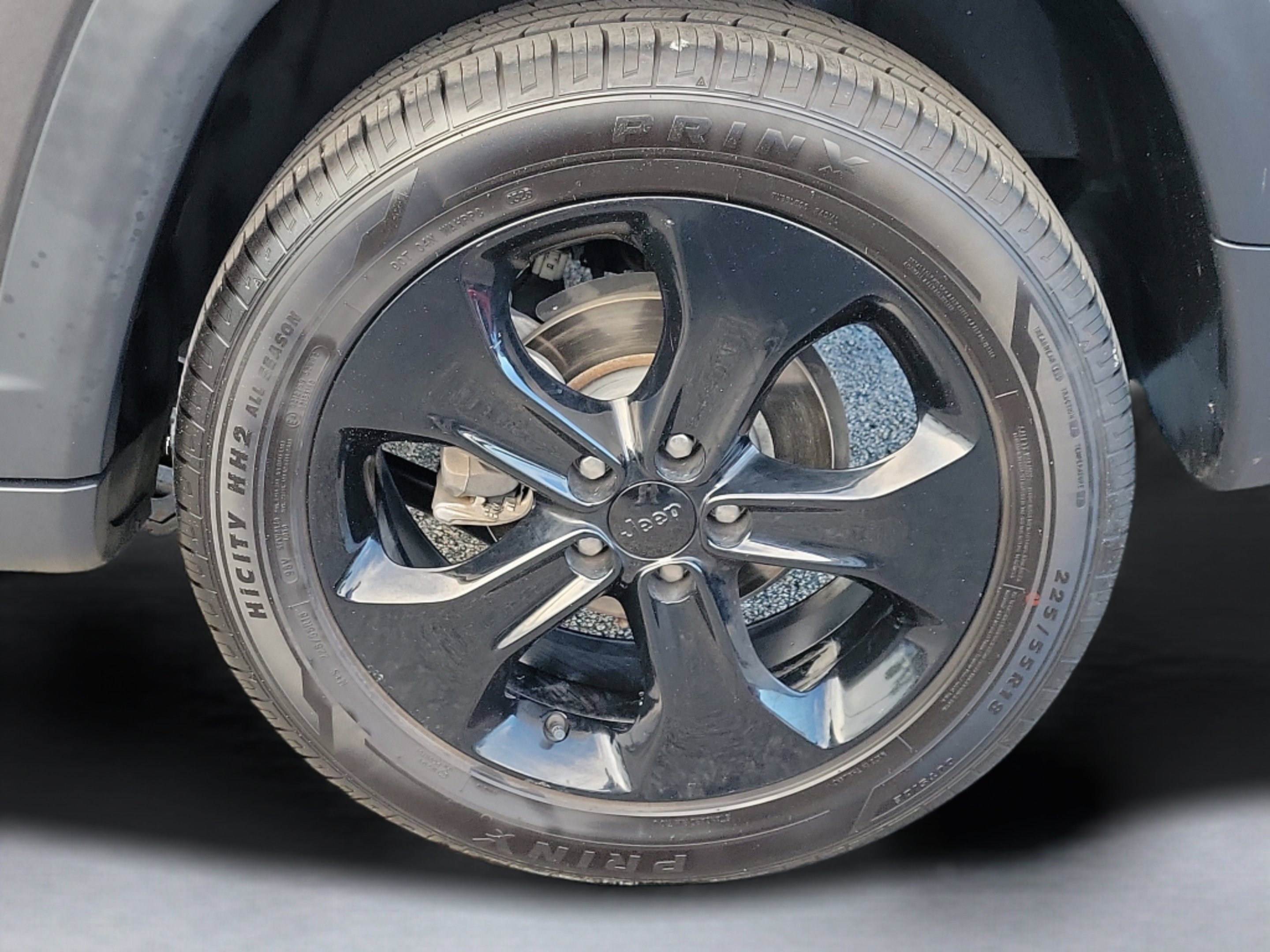 Used 2021 Granite Crystal Metallic Clearcoat Jeep Latitude image 7
