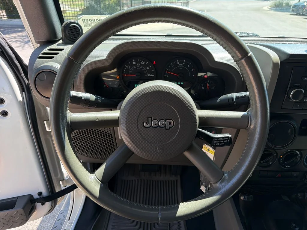 Used 2009 White Jeep X image 22