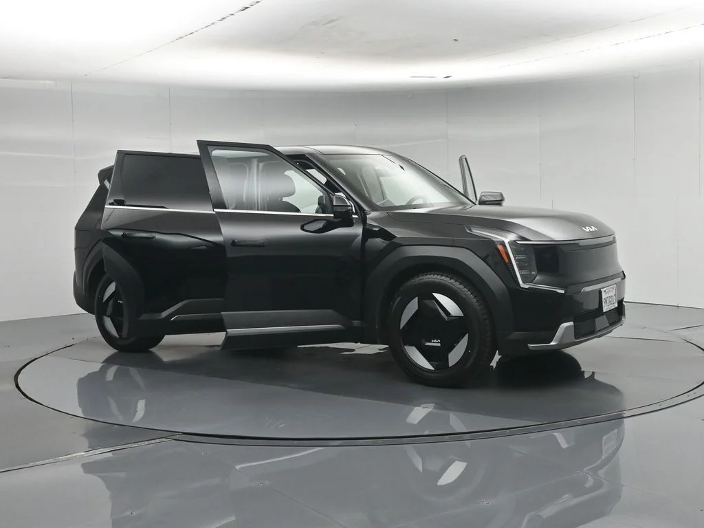 Used 2024 Black Kia Light Long Range image 37