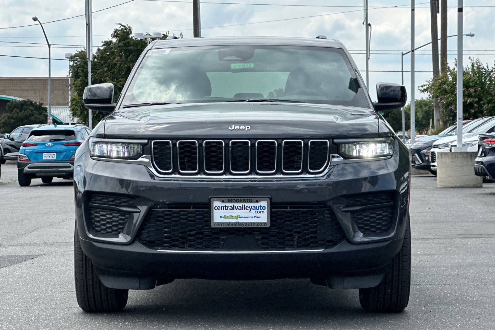 New 2026 Baltic Gray Metallic Clearcoat Jeep Laredo image 9