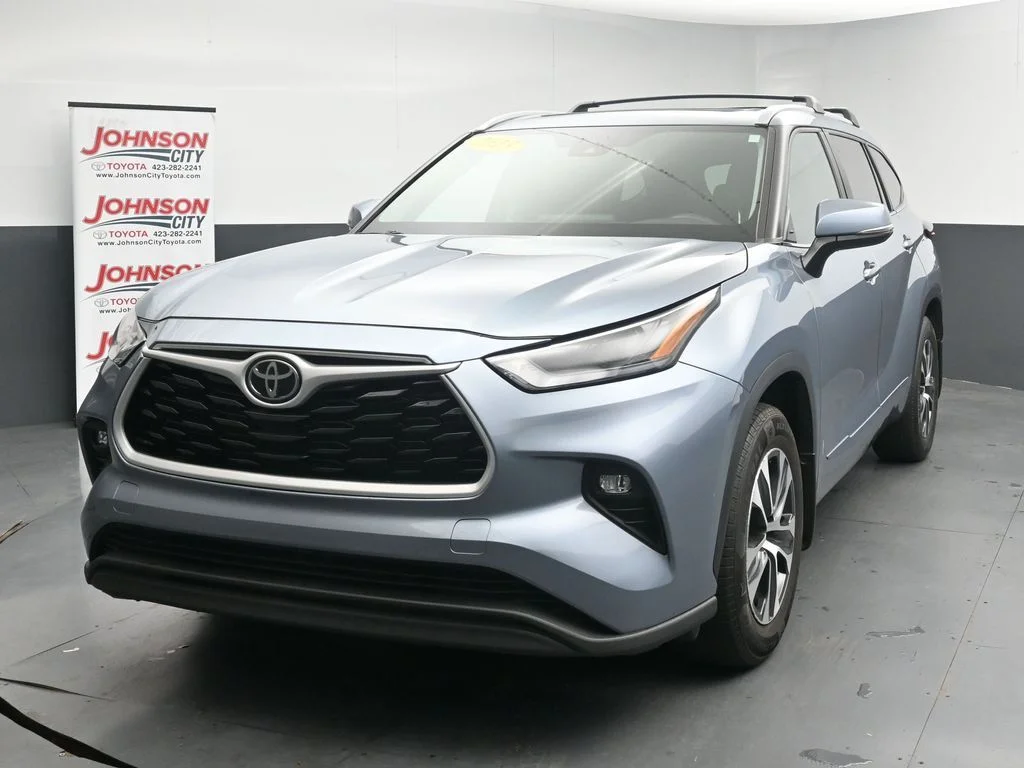Used 2023  Toyota XLE image 4