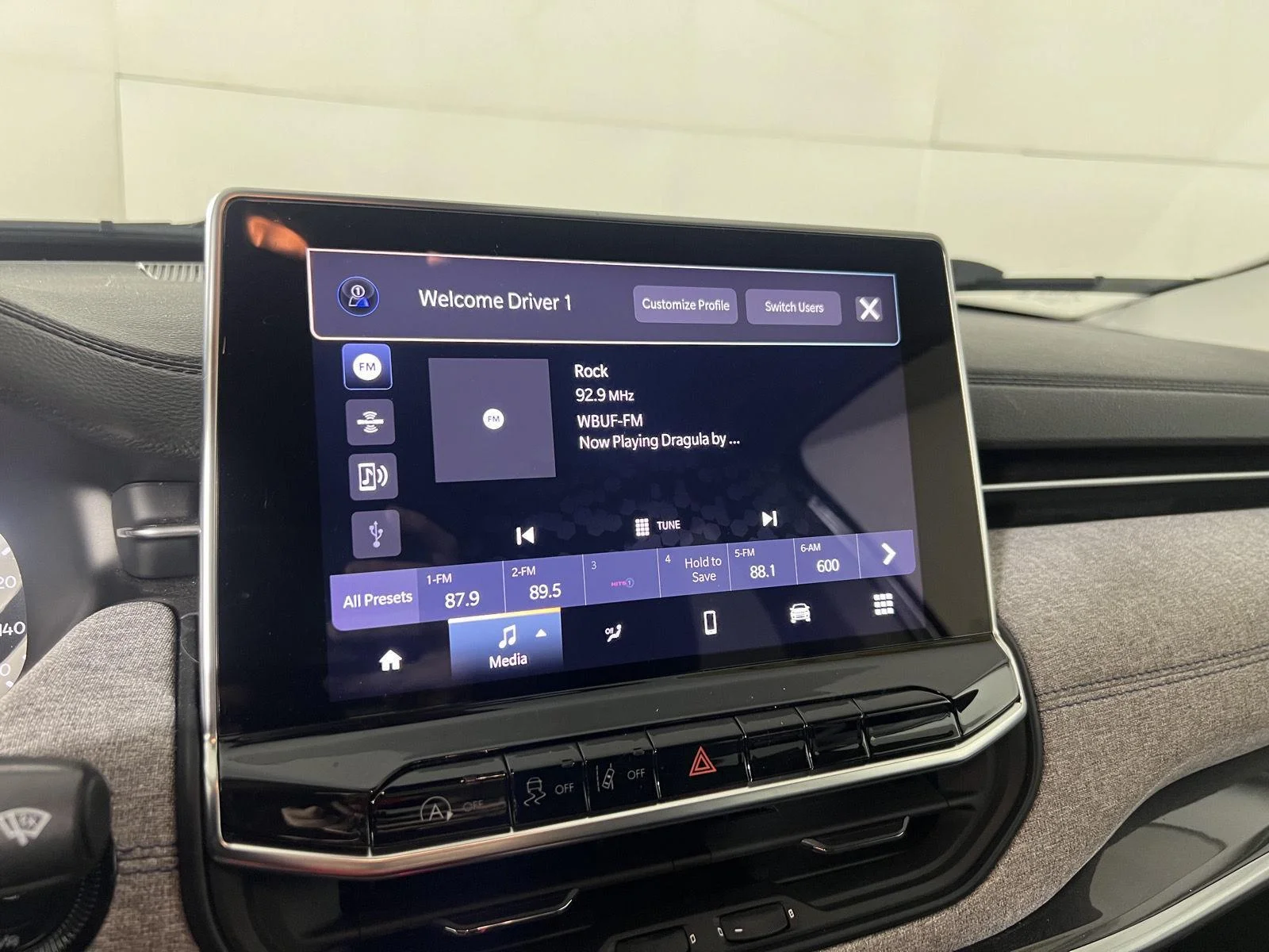 Used 2022 Granite Crystal Metallic Clearcoat Jeep Latitude image 20