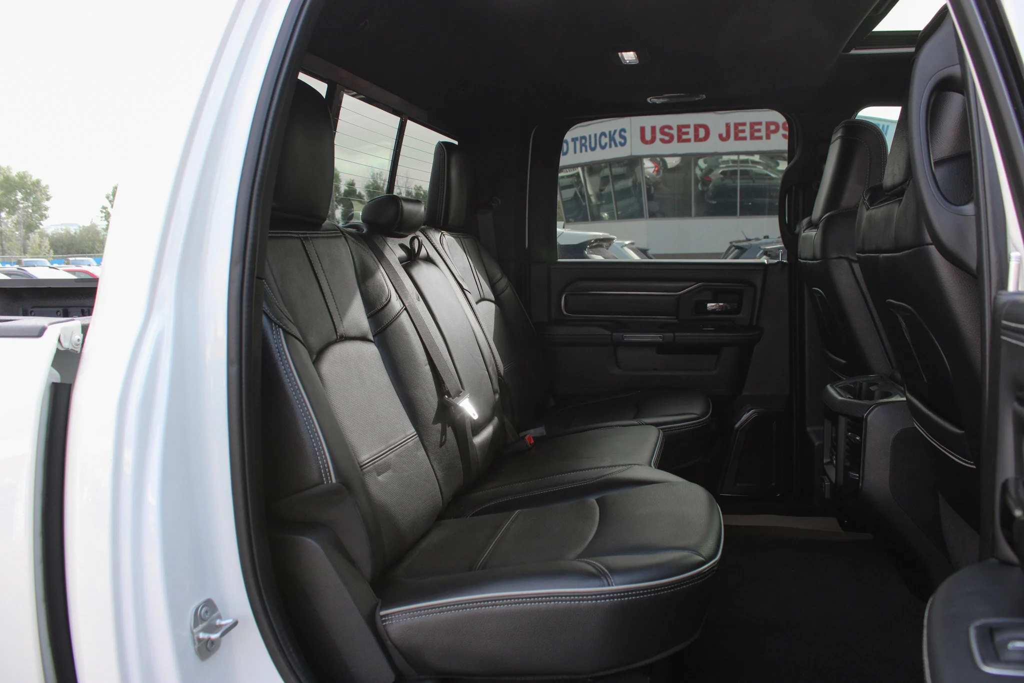 Used 2024 White RAM Limited* Night Edition 4x4 | 6.7L Cummins | Heated & Ventilated Seats | Sunroof | 5th Wheel Prep image 21