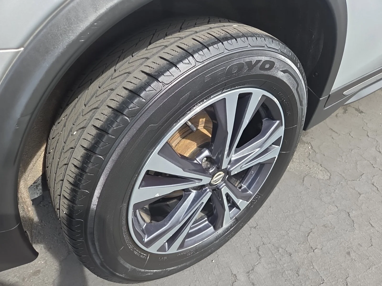 Certified Used 2018 Brilliant Silver Nissan SL image 4
