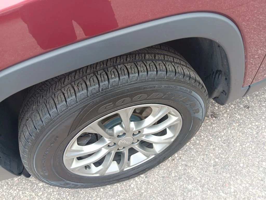 Used 2019 Velvet Red Pearlcoat Jeep Latitude Plus image 12
