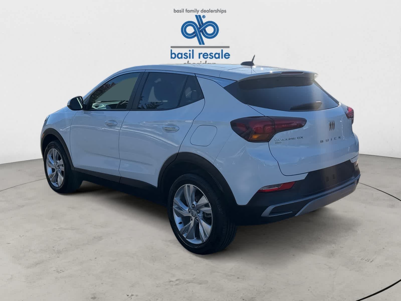 Used 2025 Summit White Buick Preferred image 5