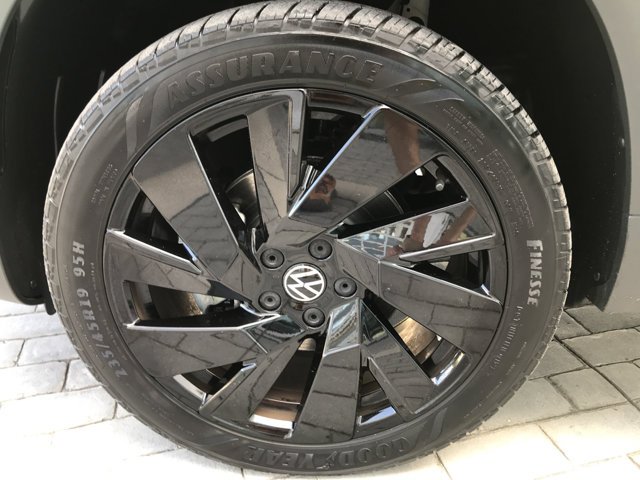 Certified Used 2023 Pure White Volkswagen SE image 13