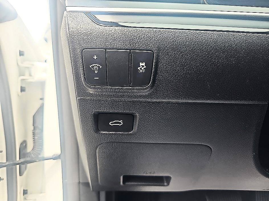 Used 2026 Snow White Pearl Kia GT-Line image 14