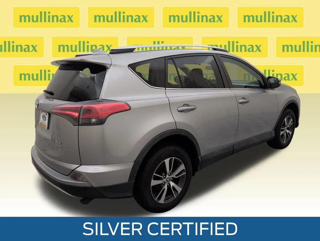 Used 2016 Silver Toyota XLE image 3