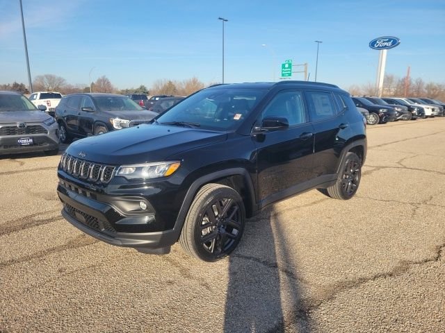 New 2026 Diamond Black Crystal Pearlcoat Jeep Latitude image 16