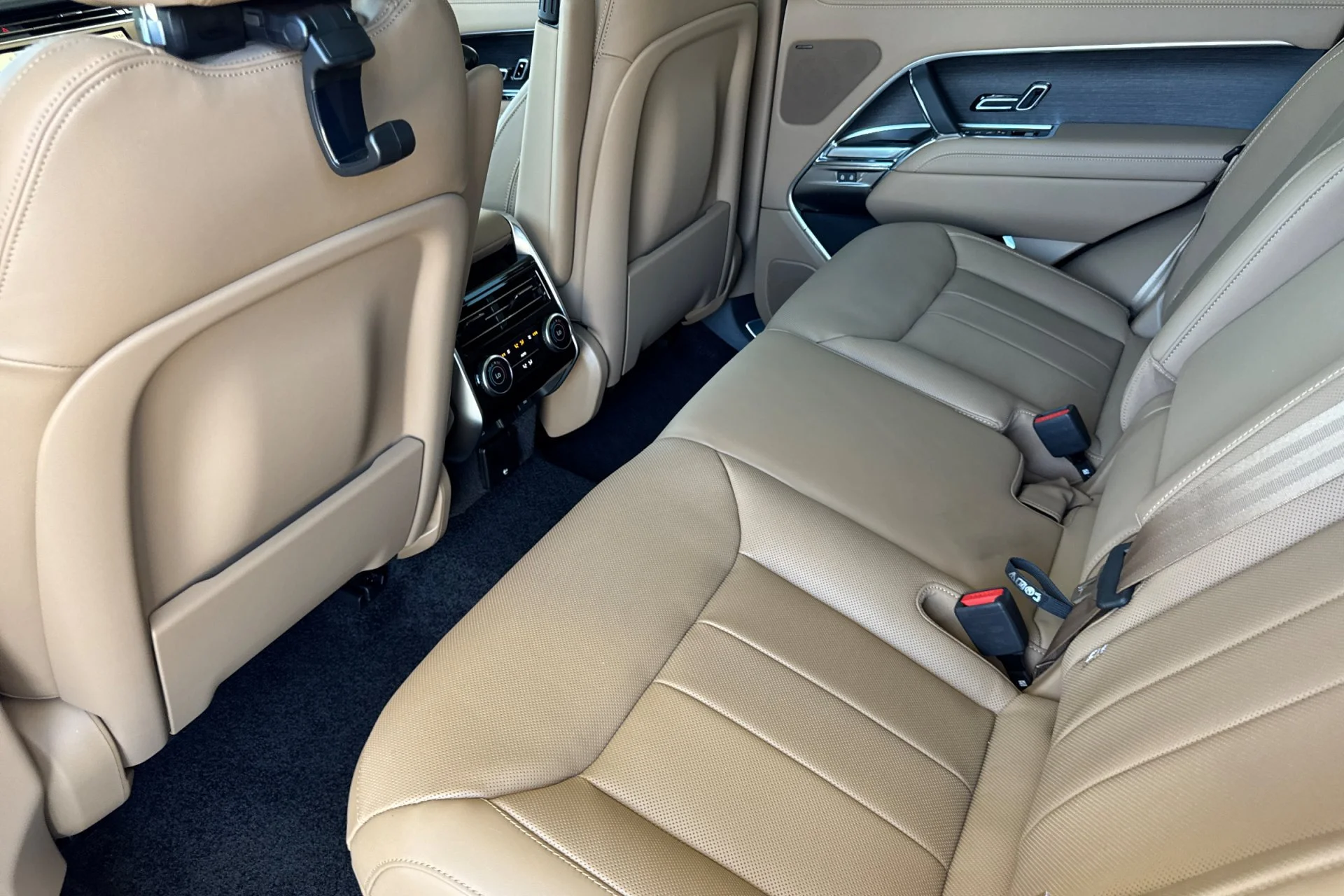 New 2026 Santorini Black Land Rover SE image 4